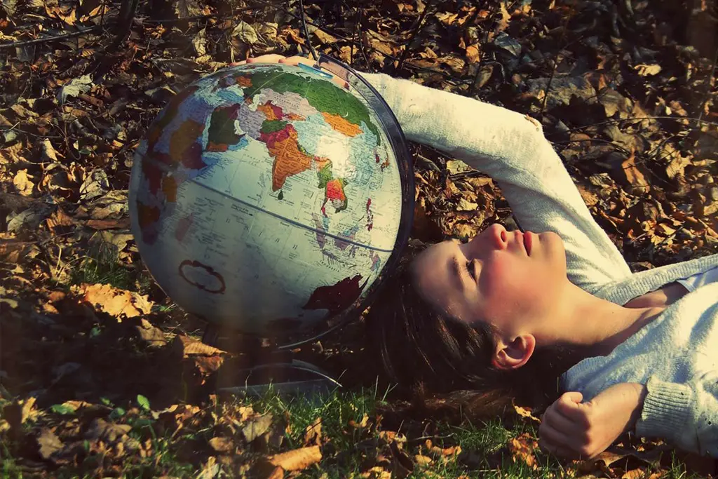 Foto de una mujer sosteniendo el mundo